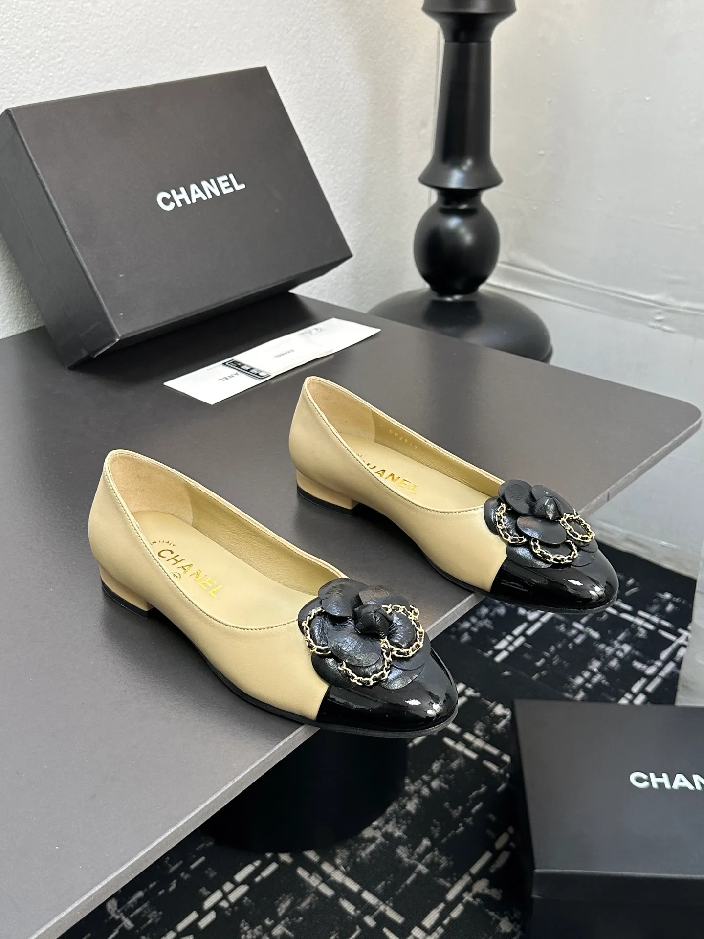 👟👟Ex-factory price 600👟👟 CHANEL｜Chanel Chanel 25C early spring new product Camellia series flat shoes This season’s Camellia series is really beautiful😍 Grandma Xiang’s family has always had the elegant and ladylike temperament, full of high-end sense! It’s very nice on the feet~ Whether worn barefoot or paired with skirts or trousers, it’s very versatile! Incomparably beautiful! Extraordinarily fairy 🧚 Overwhelmingly girly‼ ️ The upper is made of imported lambskin, the lining is made of mixed sheepskin, and the Italian A-grade leather outsole Size: 35-39 (40/41 customized)